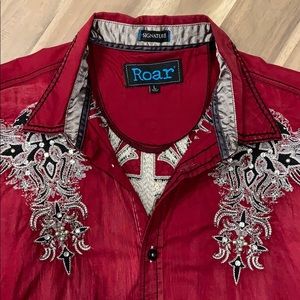Men’s ROAR button down shirt
